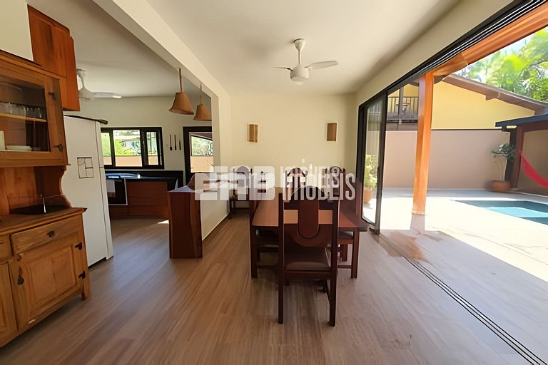 1ª casa saindo da praia