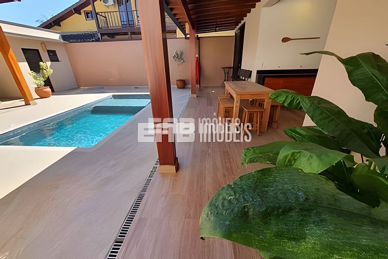 1ª casa saindo da praia