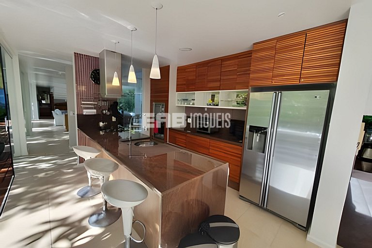 Casa de alto padrão no Prumirim