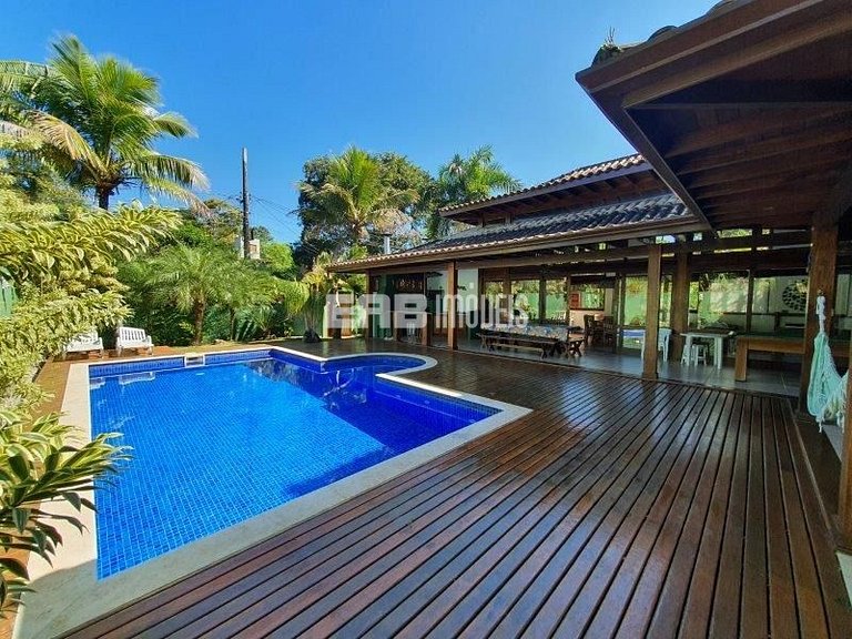 Casa com piscina a 300m da praia