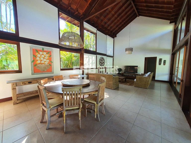 Casa com piscina a 300m da praia