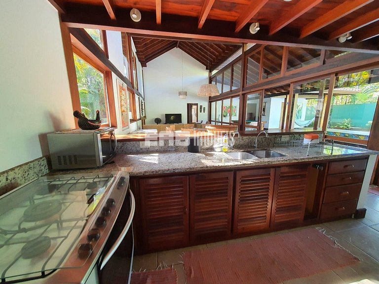 Casa com piscina a 300m da praia