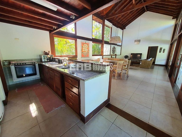 Casa com piscina a 300m da praia