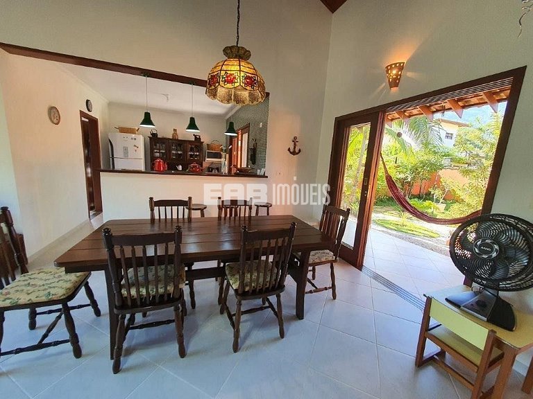 Um charme de casa, muito bem cuidada, a apenas 150m da praia