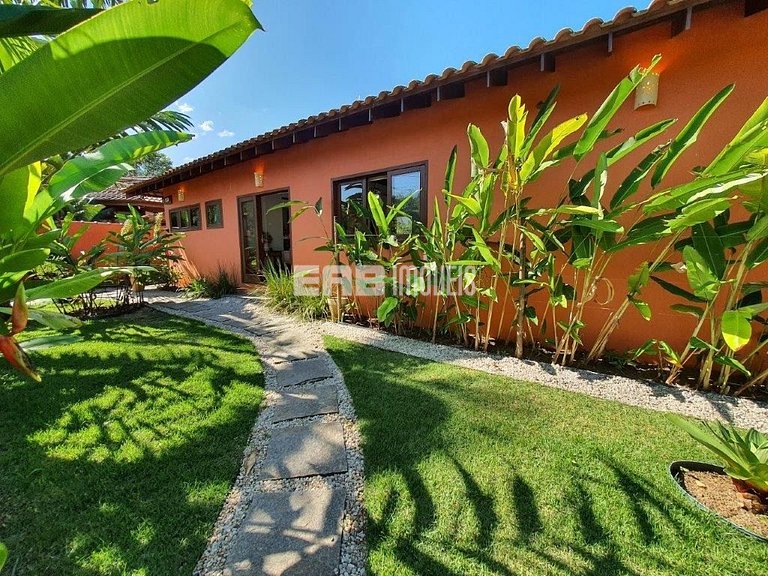 Um charme de casa, muito bem cuidada, a apenas 150m da praia