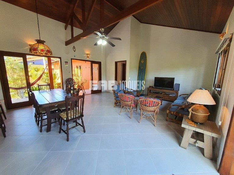 Um charme de casa, muito bem cuidada, a apenas 150m da praia