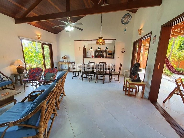 Um charme de casa, muito bem cuidada, a apenas 150m da praia