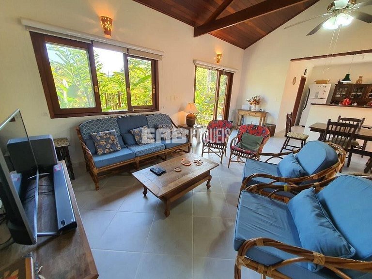 Um charme de casa, muito bem cuidada, a apenas 150m da praia