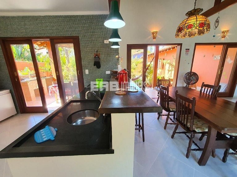 Um charme de casa, muito bem cuidada, a apenas 150m da praia