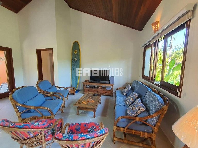 Um charme de casa, muito bem cuidada, a apenas 150m da praia