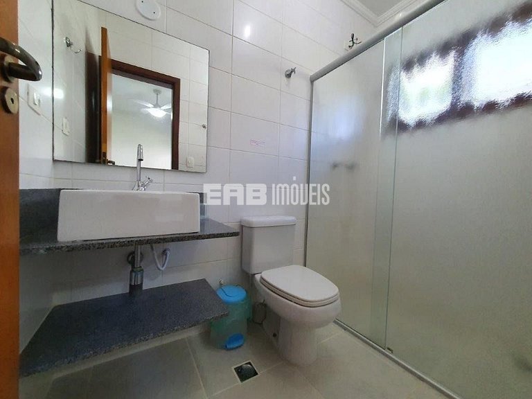 Um charme de casa, muito bem cuidada, a apenas 150m da praia