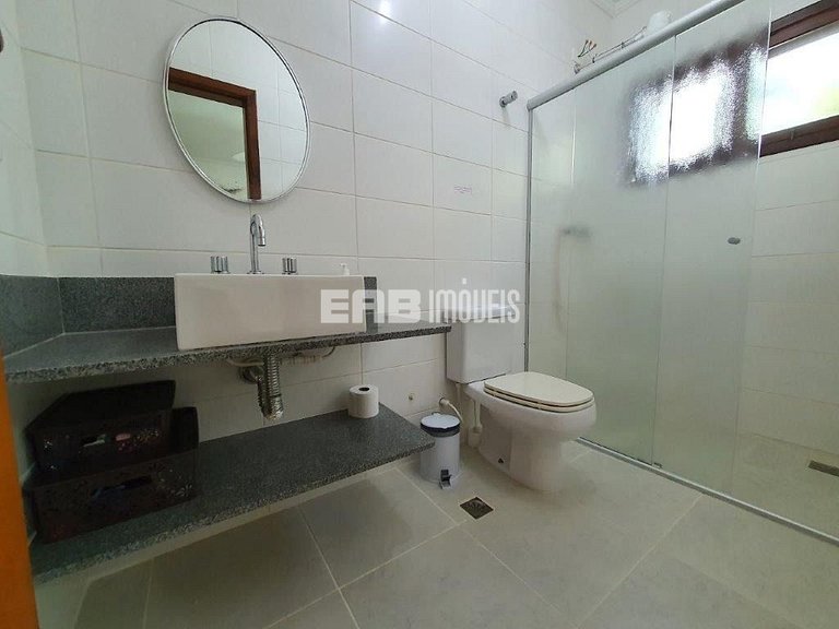 Um charme de casa, muito bem cuidada, a apenas 150m da praia