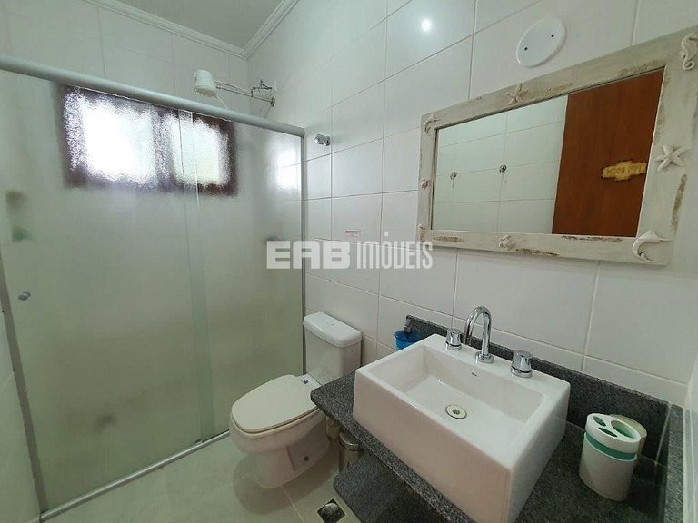 Um charme de casa, muito bem cuidada, a apenas 150m da praia