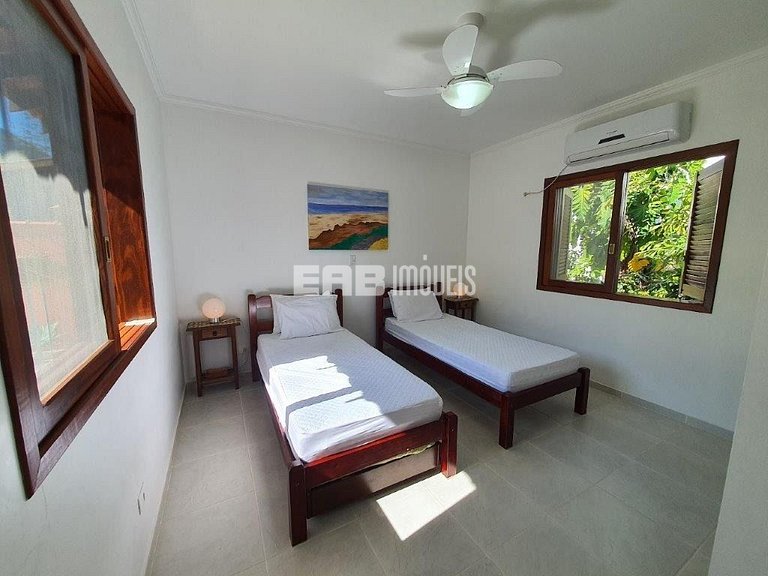 Um charme de casa, muito bem cuidada, a apenas 150m da praia