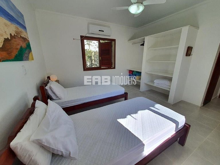 Um charme de casa, muito bem cuidada, a apenas 150m da praia