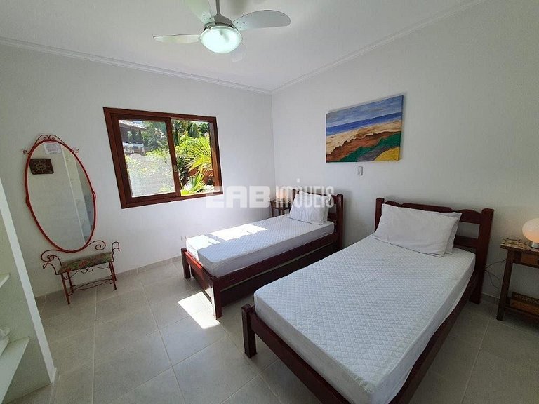 Um charme de casa, muito bem cuidada, a apenas 150m da praia