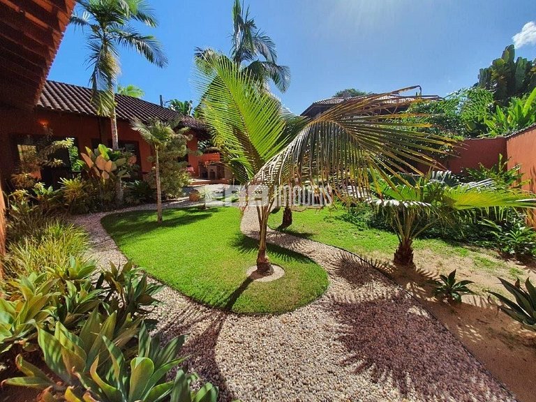 Um charme de casa, muito bem cuidada, a apenas 150m da praia