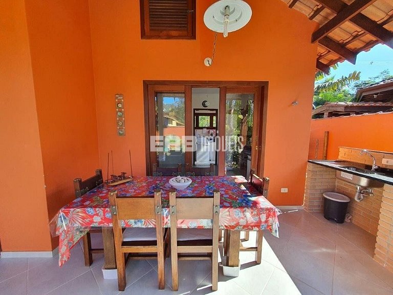 Um charme de casa, muito bem cuidada, a apenas 150m da praia