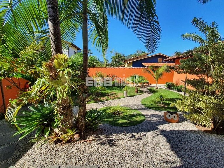 Um charme de casa, muito bem cuidada, a apenas 150m da praia