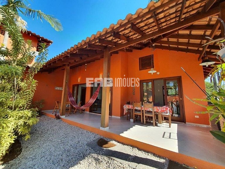 Um charme de casa, muito bem cuidada, a apenas 150m da praia