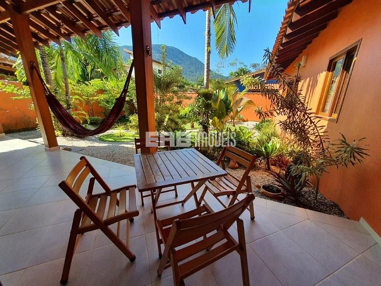 Um charme de casa, muito bem cuidada, a apenas 150m da praia