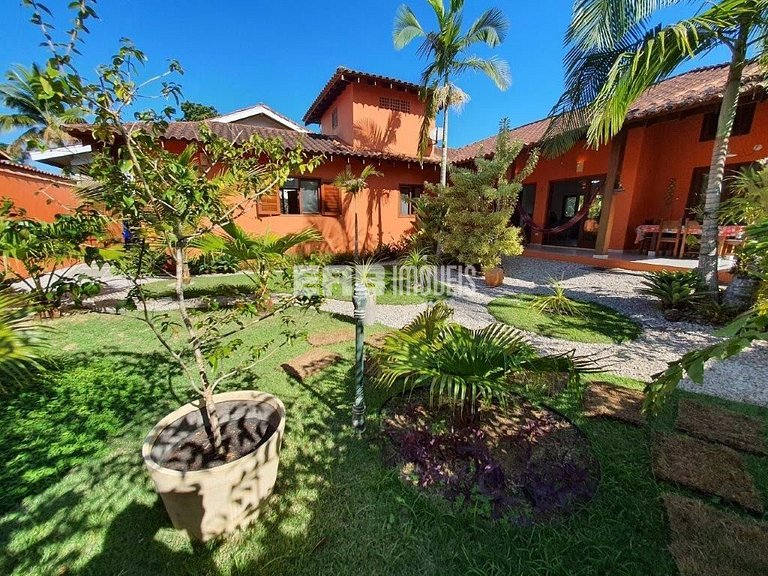 Um charme de casa, muito bem cuidada, a apenas 150m da praia