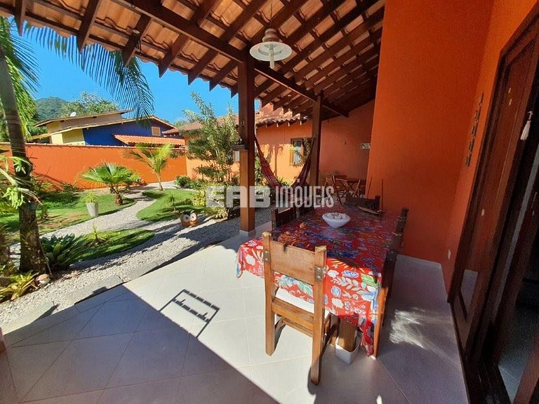 Um charme de casa, muito bem cuidada, a apenas 150m da praia