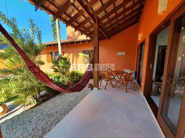 Um charme de casa, muito bem cuidada, a apenas 150m da praia