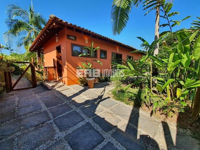 Um charme de casa, muito bem cuidada, a apenas 150m da praia