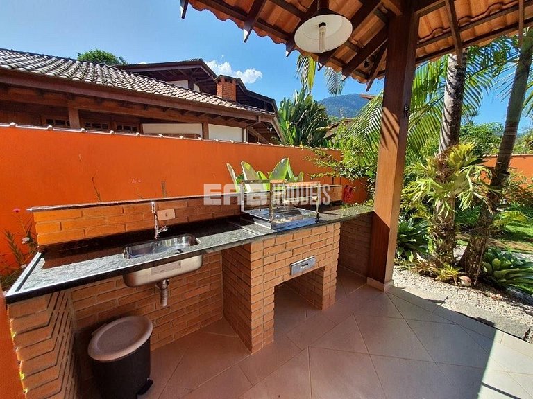 Um charme de casa, muito bem cuidada, a apenas 150m da praia