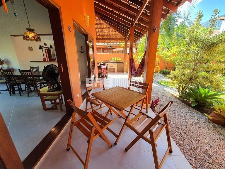 Um charme de casa, muito bem cuidada, a apenas 150m da praia