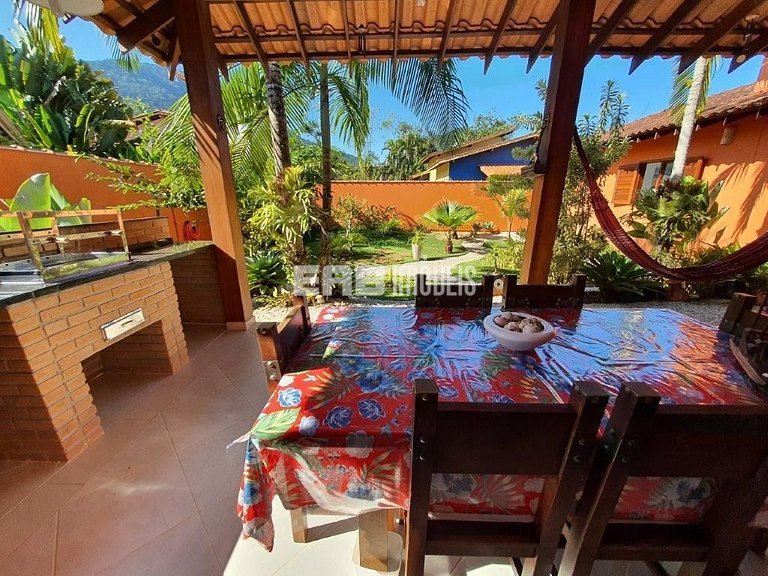 Um charme de casa, muito bem cuidada, a apenas 150m da praia