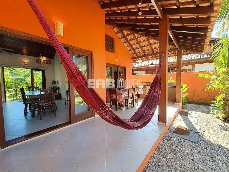 Um charme de casa, muito bem cuidada, a apenas 150m da praia