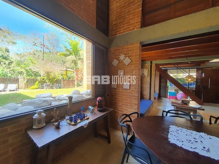 Casa com piscina, churrasqueira e ar em Itamambuca