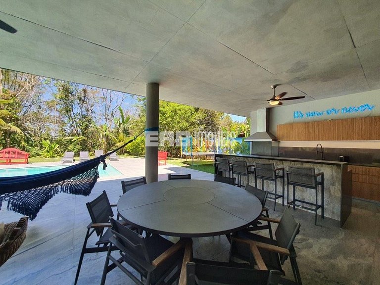 Casa de alto padrão com 6 suítes a 30m da praia