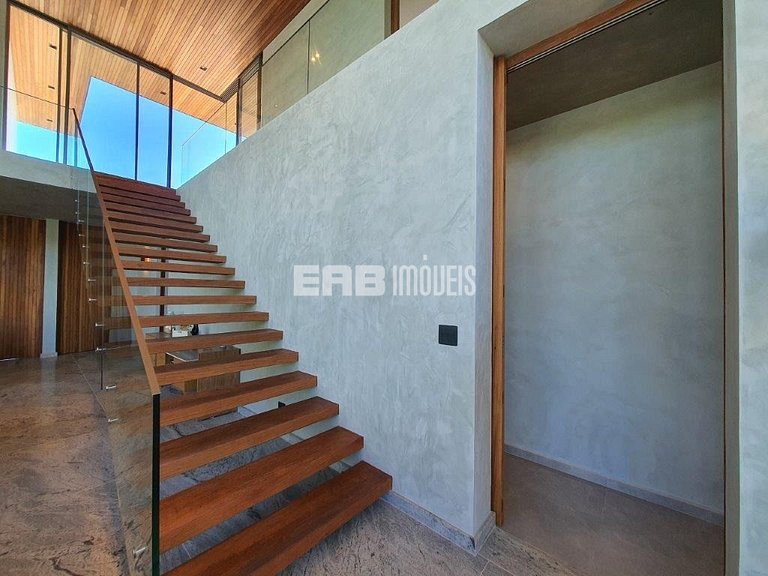 Casa de alto padrão com 6 suítes a 30m da praia