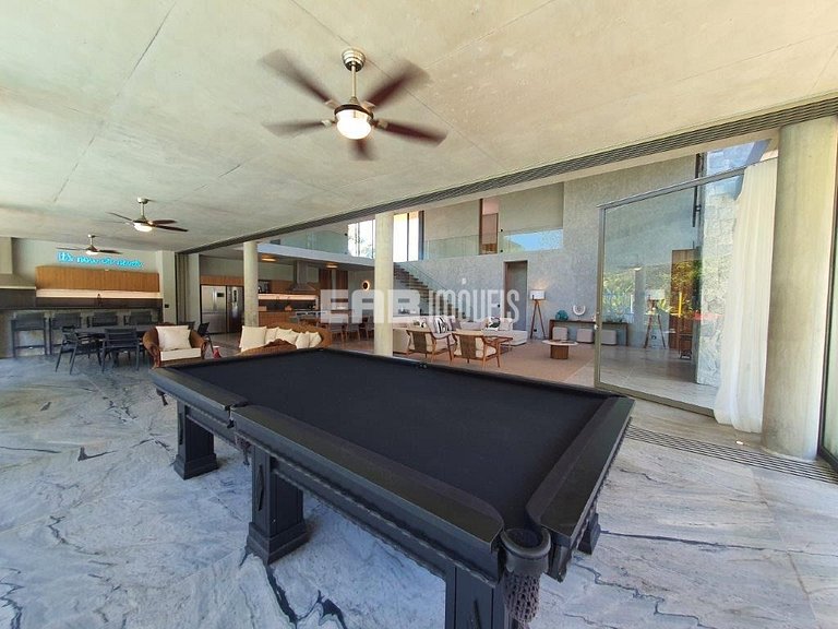 Casa de alto padrão com 6 suítes a 30m da praia