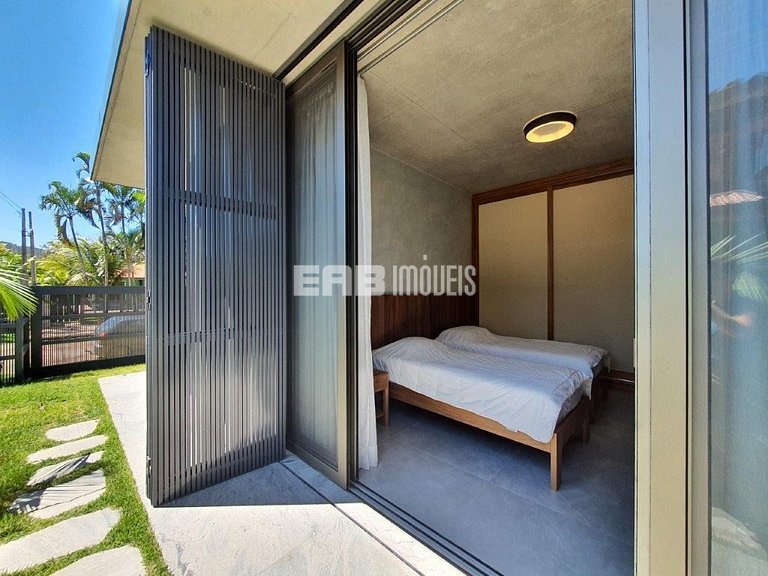 Casa de alto padrão com 6 suítes a 30m da praia