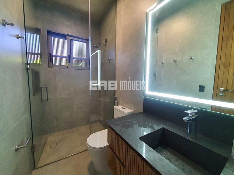 Casa de alto padrão com 6 suítes a 30m da praia