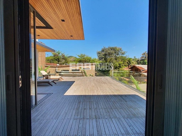 Casa de alto padrão com 6 suítes a 30m da praia