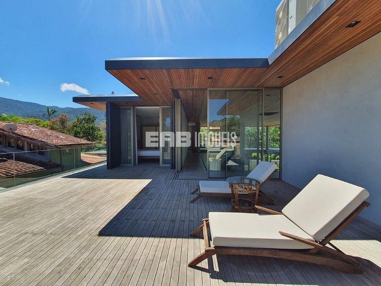 Casa de alto padrão com 6 suítes a 30m da praia