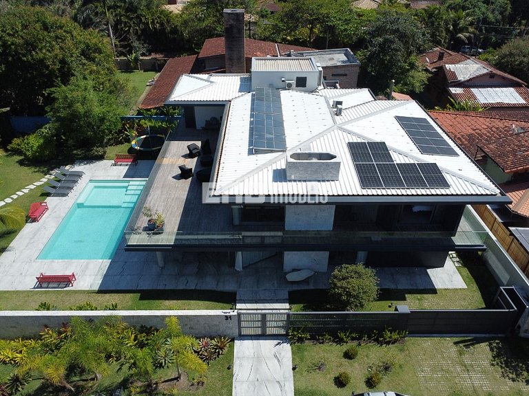 Casa de alto padrão com 6 suítes a 30m da praia