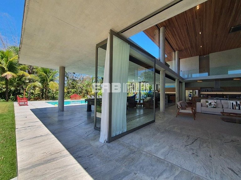 Casa de alto padrão com 6 suítes a 30m da praia