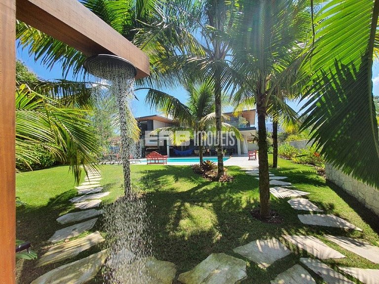 Casa de alto padrão com 6 suítes a 30m da praia