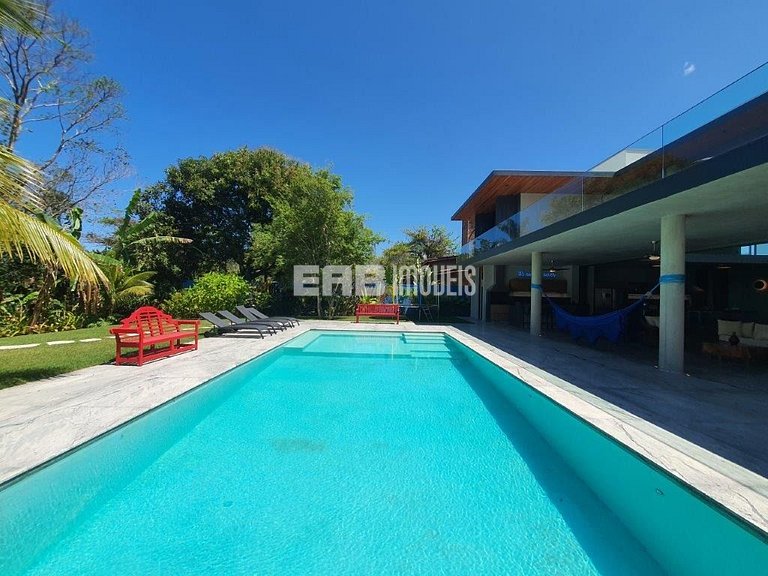 Casa de alto padrão com 6 suítes a 30m da praia