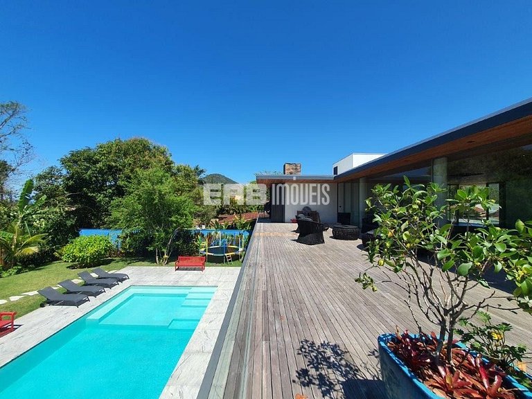 Casa de alto padrão com 6 suítes a 30m da praia