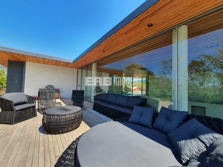 Casa de alto padrão com 6 suítes a 30m da praia