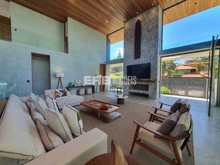 Casa de alto padrão com 6 suítes a 30m da praia