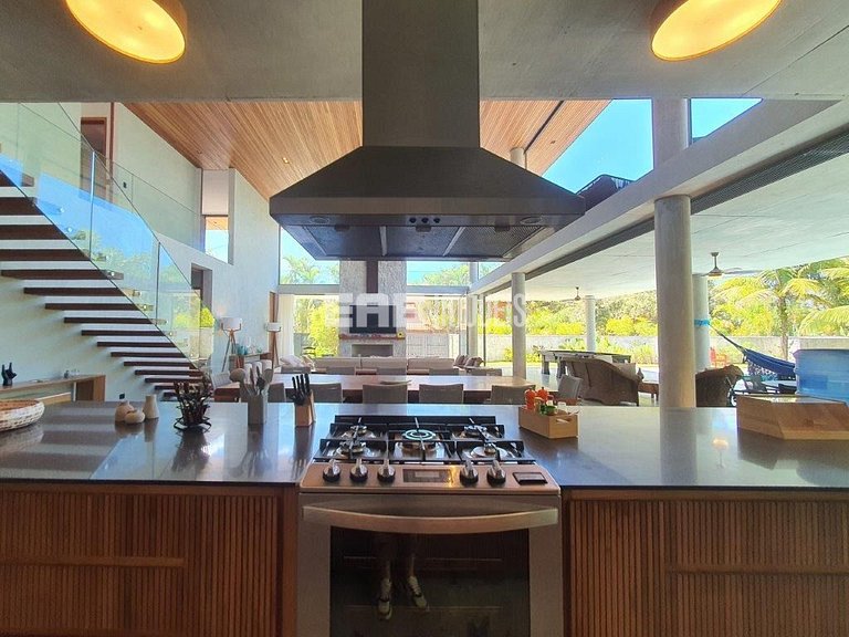 Casa de alto padrão com 6 suítes a 30m da praia