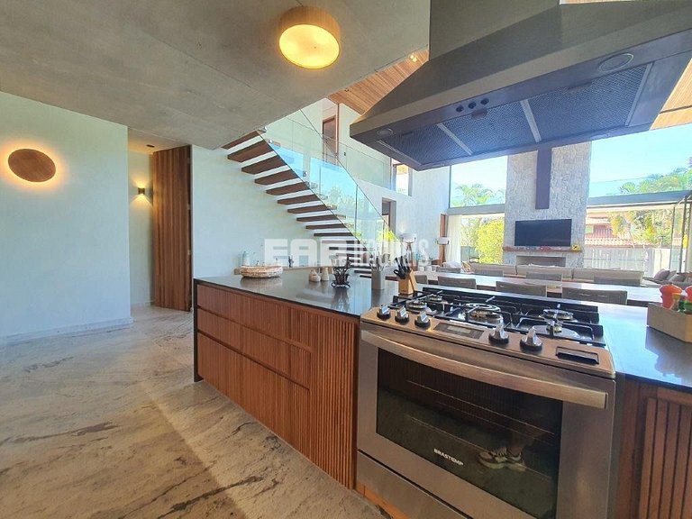 Casa de alto padrão com 6 suítes a 30m da praia